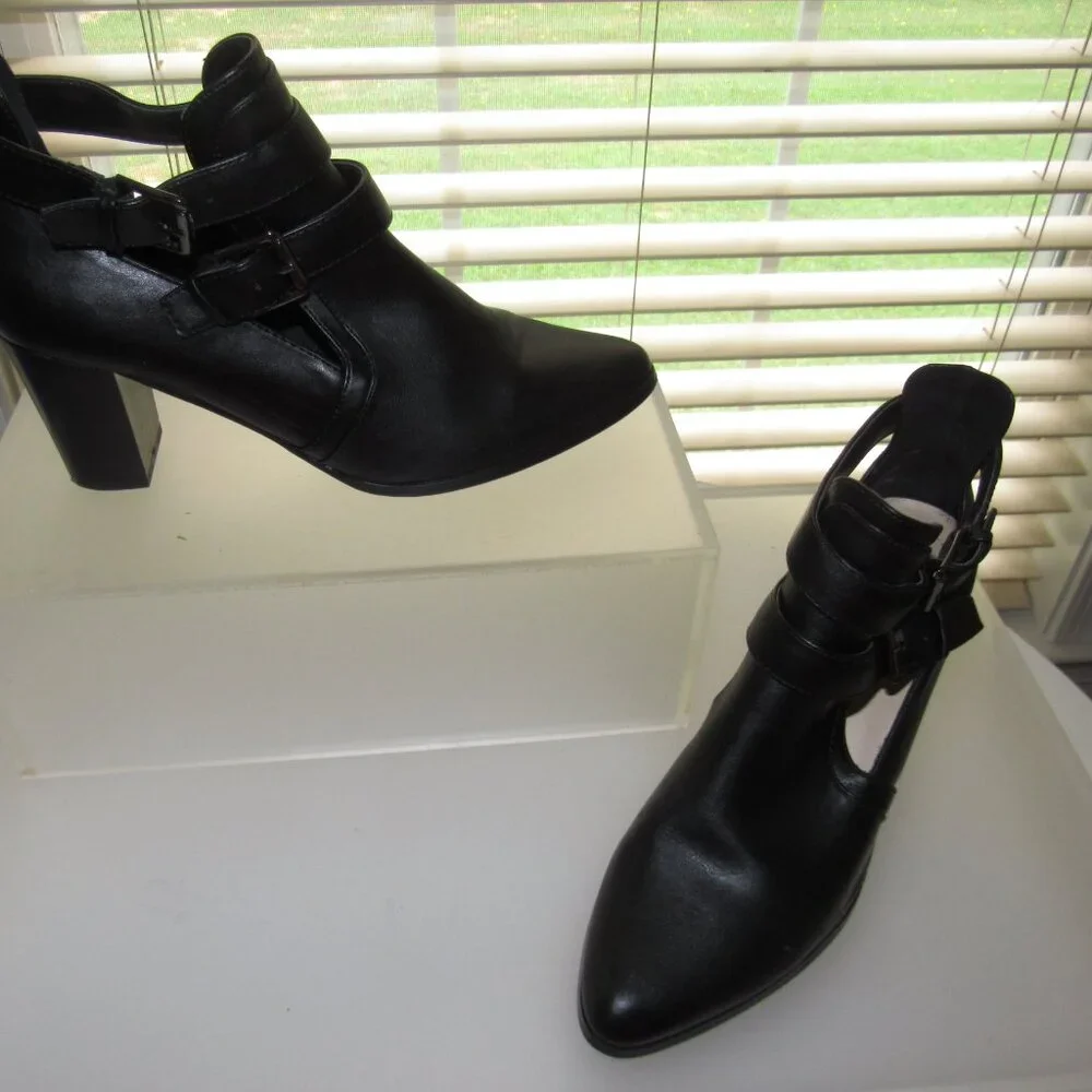 Liz Claiborne Camelia Black Leather Cut-Out Strap Booties — Pointed-Toe Size 10 - Picture 6 of 9